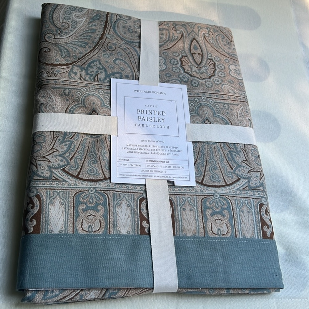 New Williams-Sonoma Blue Paisley Tablecloth 70X90 6-8 average settings - Picture 4 of 10